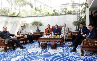 助發展| 東(dōng)營市(shì)人(rén)大(dà)常委會(huì)委員(yuán)、民(mín)僑外(wài)委主任委員(yuán)徐冬梅一(yī)行(xíng)莅臨陽光(guāng)園林(lín)考察調研